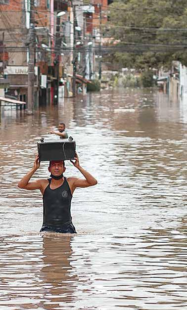 uma chuva e levantei assustada, às 3h, para ver o rio, diz. O medo permanente também mora em João Alves, de 71 anos. Se, por acaso, começa a encher o canal, eu dou o fora logo, conta o aposentado.