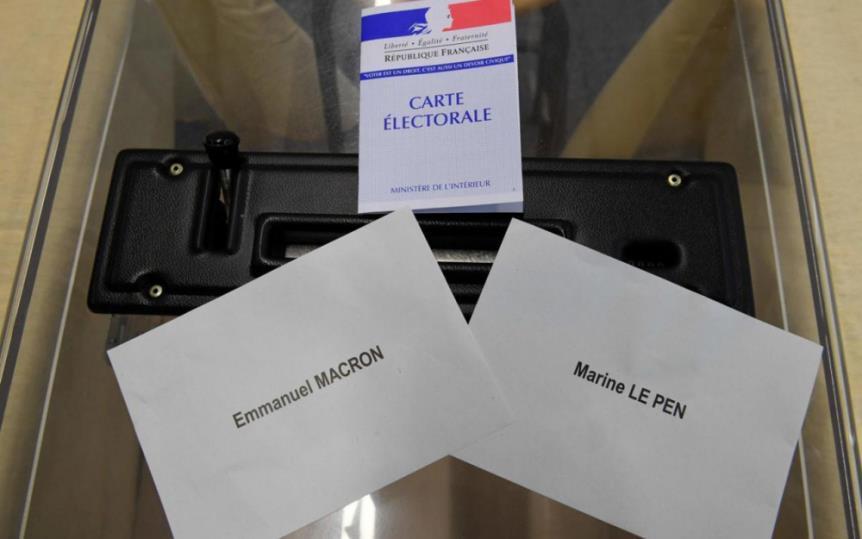 França: Boletim de Voto de Eleição Presidencial (2017) Descrição da Imagem: Urna de voto com dois boletins de voto