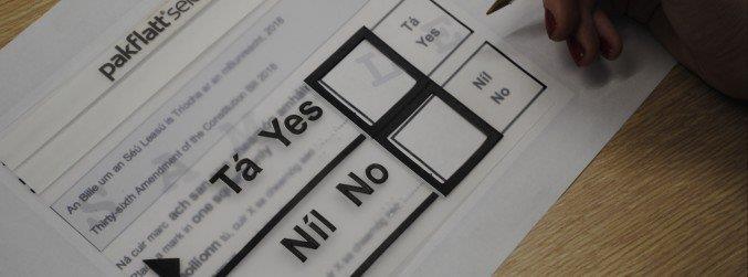 Irlanda: Boletim de Voto de Referendo (2018) Descrição da imagem: Boletim de voto e matriz em cima do mesmo. O boletim de voto tem um formato retangular.