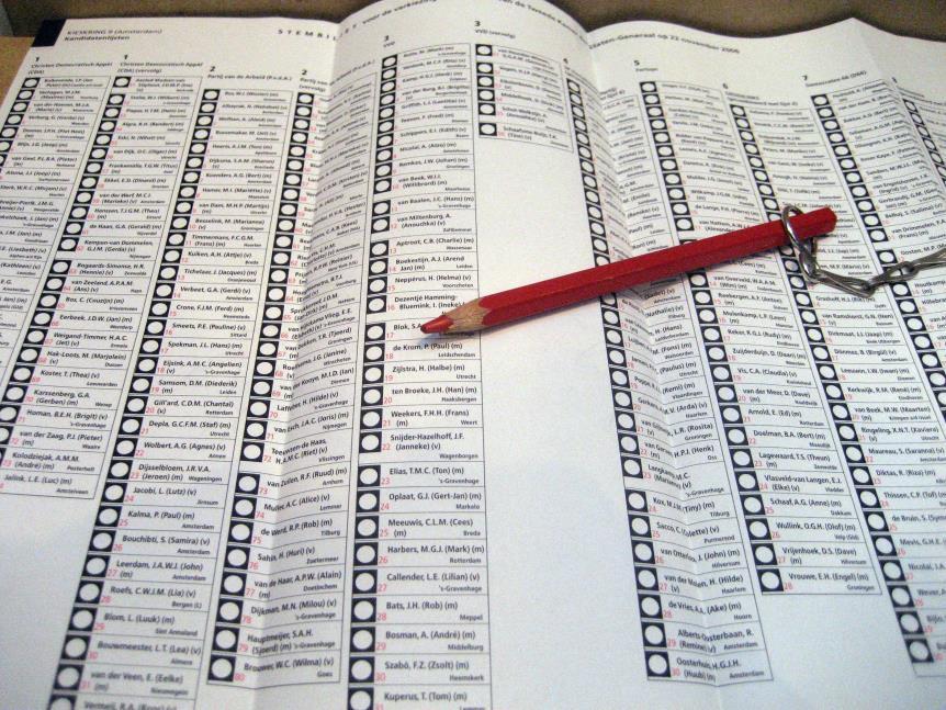 Países Baixos: Boletim de Voto de Eleição Parlamentar (2006) Descrição da Imagem: Grande boletim de voto em papel com incontáveis pequenas caixas em onze colunas.