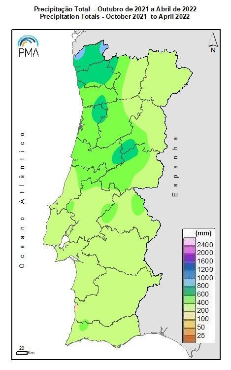 Figura 8. Precipitação acumulada desde 1 de outubro 01 (esq.) e percentagem em relação à média 71-000 (dir.
