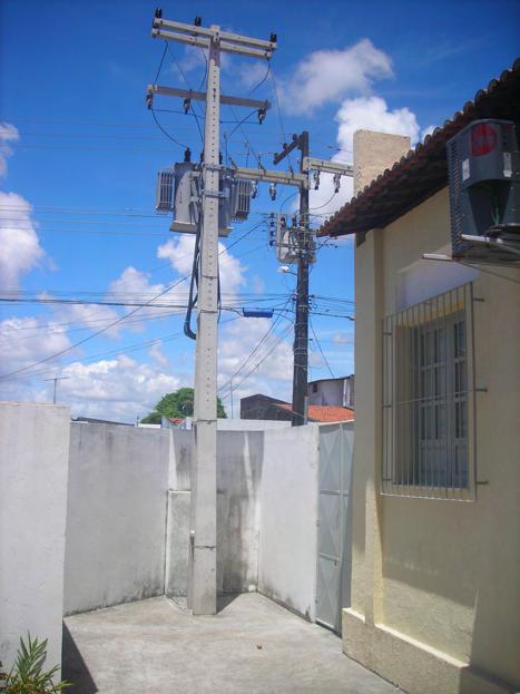 Figura 10 Infraestrutura da entrada de energia da EMEF Presidente Vargas Fonte: Imagem fotográfica decorrente da pesquisa de campo (dez. 2014).