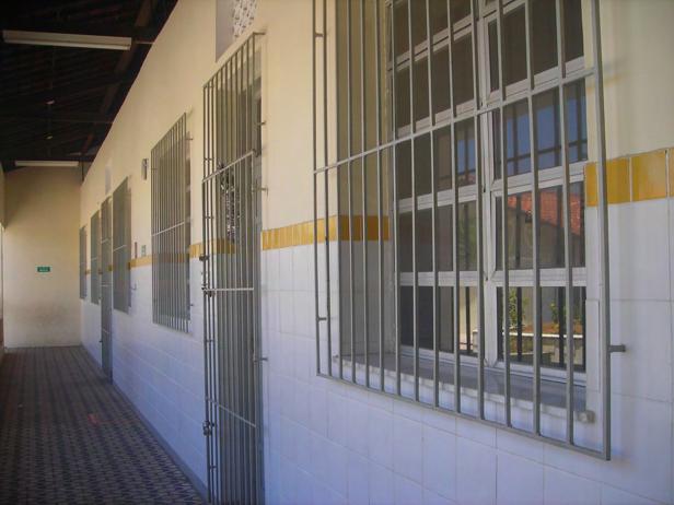 Figura 2 Janelas e portas gradeadas e trancadas com cadeados nas salas de aula da EMEF Presidente Vargas Fonte: Decorrente da pesquisa de campo, 2014.