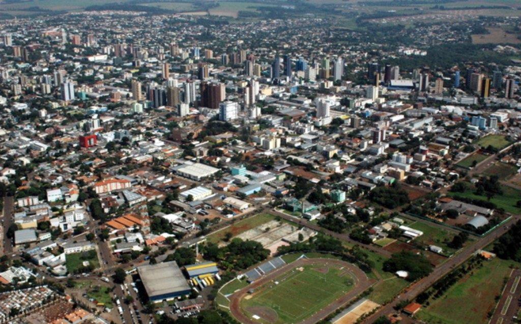 17 Figura 1 - Vista aérea da cidade de Cascavel - PR Fonte: Sperança (1992) Atualmente, Cascavel forma uma microrregião de influência com suas cidades vizinhas e possui uma economia desenvolvida e