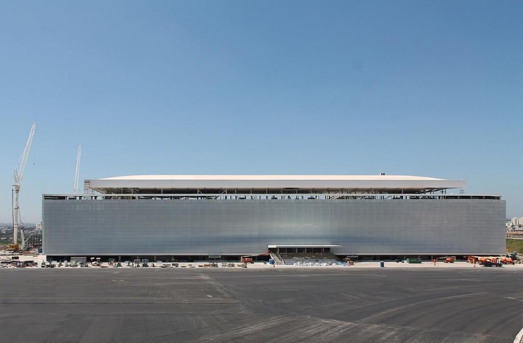 36 3.3 ARENA CORINTHIANS Sendo projetada pelo escritório CDC Arquitetos em parceria com DDG Arquitetura, no ano de 2010 se iniciou a construção da Arena do Corinthians (Figura 26) na cidade de São
