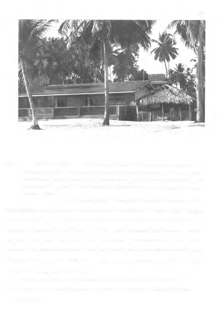62 FOTO 3 - Na beira do mar, o tipo de construção utilizado pelos veranistas durante um certo tempo, conviveu com o tipo de habitação utilizada pelos