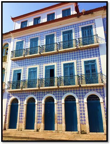 Figura 3 - Fachada de Casarão localizado na Rua Portugal com detalhes em azulejo português e mirante Fonte: Acervo Particular Além disso, os chamados sobradões constituem edificações sólidas de