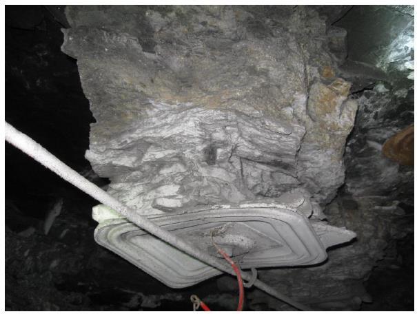 Outro problema é a variação da umidade no interior da mina, causando em alguns tipos de rocha, o processo de retração e expansão, ocasionando a delaminação do teto, principalmente entre os tirantes.