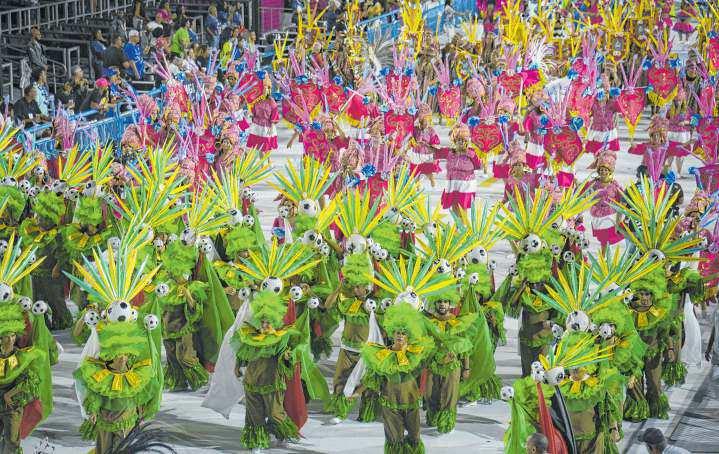 elite do carnaval do Rio voltaram a desfilar pelo Sambódromo na Marquês de Sapucaí nesta semana. Cancelado em 2021, o desfile foi adiado este ano por 54 dias.