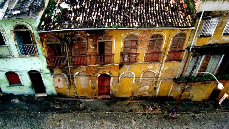 Figura 04 e 05: As imagens mostram edifícios degradados do Centro Histórico de Salvador Fonte: VEJA (2018) Em 1985, o centro histórico de Salvador foi reconhecido pela Unesco como Patrimônio da
