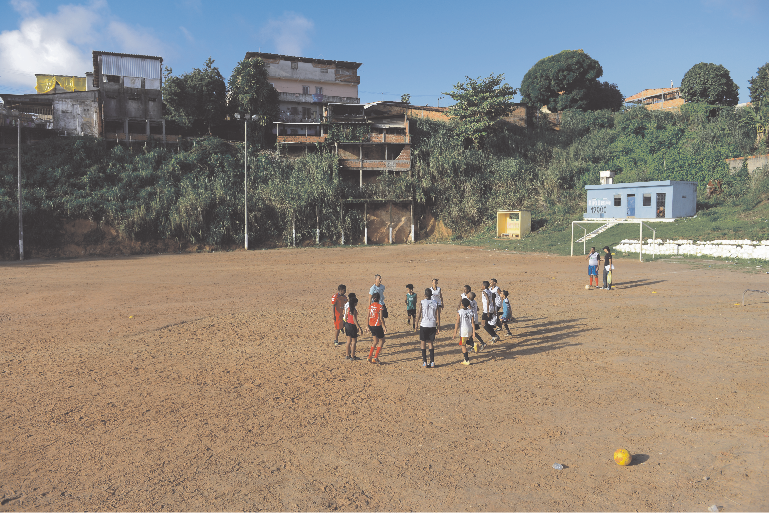 68 A Infância entra em campo fortalecer os mecanismos de fiscalização e controle já em vigor, para evitar situações abusivas contra crianças e adolescentes desportistas; dar prioridade absoluta à