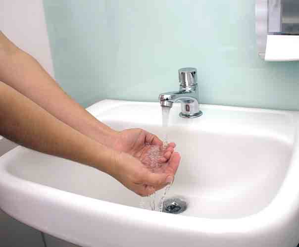 1. Abrir a torneira e molhar as mãos, evitando
