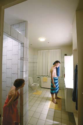 Casa de banho A iluminação na casa de banho deve permitir uma visão natural dos contornos e das cores.