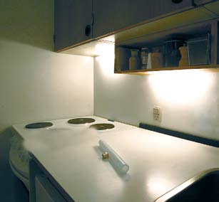 Para iluminação geral, escolha luminárias de tecto que possam ser desligadas individualmente. A iluminação ambiente deve chegar até ao interior de todo o mobiliário e alcançar o pavimento da cozinha.