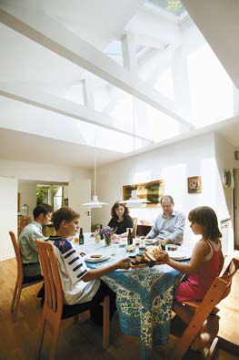 Sala de jantar Dicas período diurno A luz do dia através das janelas melhora o aspecto e a ambiência da sala e, evita o consumo de energia.