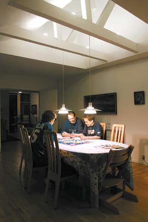 A luz, por cima da mesa de jantar, deve proporcionar uma atmosfera agradável para o efeito e suficiente iluminação quando a família se reune para, por exemplo, jogar, ou, quando seja utilizada como