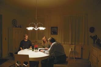 1a 1b Dicas período nocturno Na mesa da sala de jantar, uma ou mais luminárias suspensas, equipadas com lâmpadas de halogéneo, preferencialmente reguláveis, proporcionam uma boa iluminação e criam