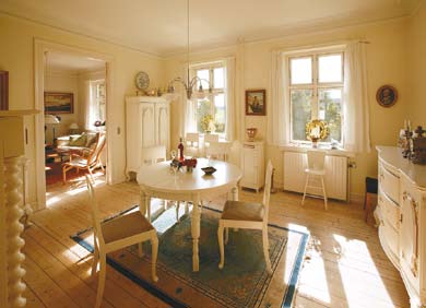 Se a mesa da sala de jantar é também utilizada como mesa de trabalho, é importante que a iluminação vá de encontro a ambas as necessidades, podendo ser complementada com um candeeiro de mesa.