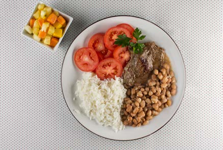 grelhado e salada de frutas Feijoada, arroz, vinagrete de cebola e tomate, farofa, couve refogada e laranja Mulher, 49 anos, região Sudeste Mulher, 28 anos, região