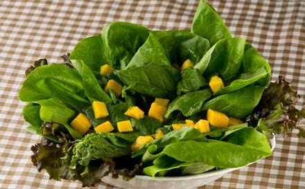 O uso do limão em saladas ajuda a reduzir a necessidade de adição de sal e óleo. Legumes e verduras são alimentos excepcionalmente saudáveis.