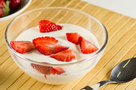 Leite, iogurtes e coalhadas são ricos em proteínas, em algumas vitaminas (em especial vitamina A) e, principalmente, em cálcio.