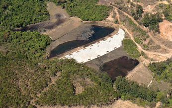 Vista geral da área, observandose o conjunto de barragens e as áreas alagadiças, em tonalidade escura, a montante