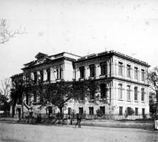 Figura 6 - Escola Modelo da Luz (Grupo Escolar Prudente de Morais), criado em São Paulo em 1895 13 Em 1906, o governo federal aprovou uma lei para o ensino primário, reorganizando as escolas e