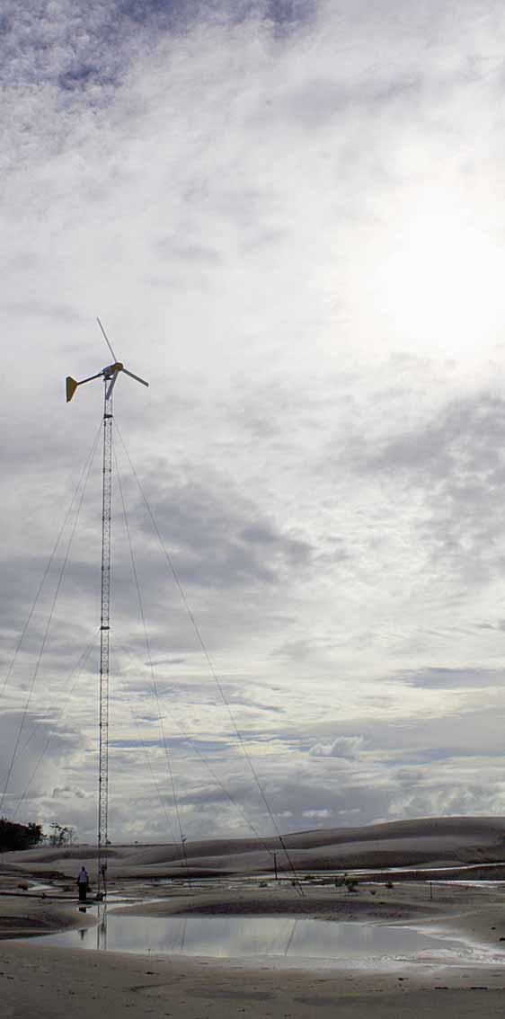 SISTEMA HÍBRIDO ILHA DE LENÇÓIS - MA Coordenação: Universidade Federal do Maranhão (UFMA) Na comunidade da Ilha de Lençóis, município de Cururupu MA, a equipe do Núcleo de Energia Alternativa NEA, da