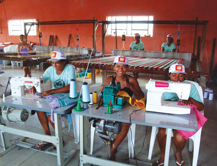 29 As costureiras de Caritá, na Bahia, no trabalho que mistura a tradição do tear e a modernidade das máquinas de costura elétricas.