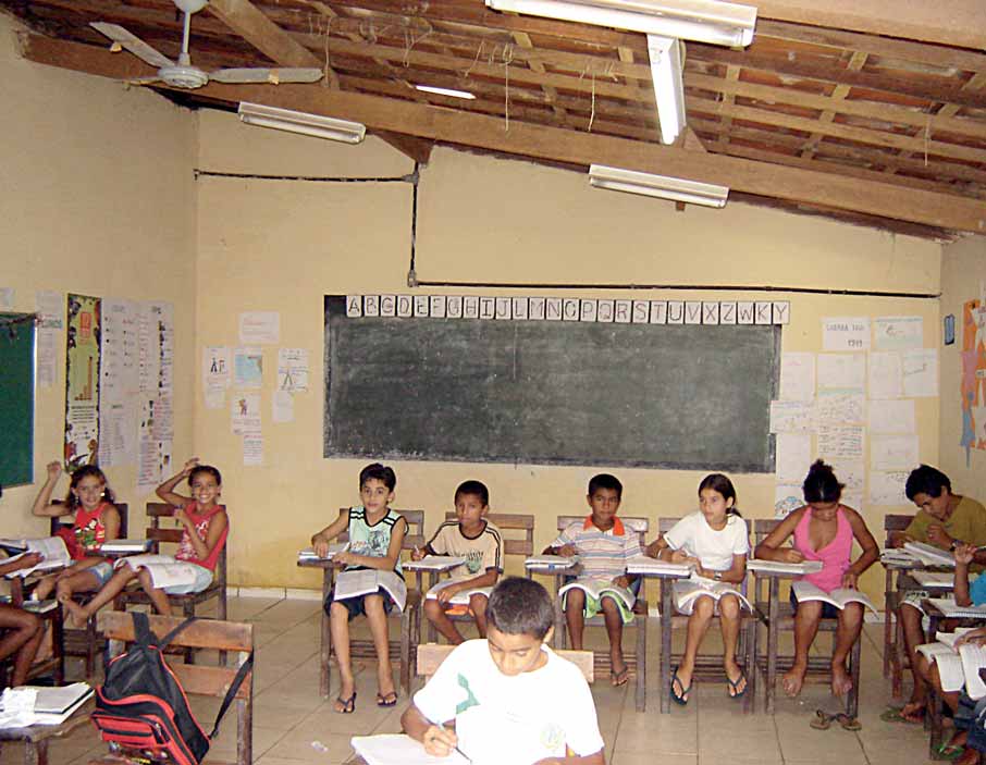 45 10 milhões de brasileiros saíram da escuridão PROGRAMA LUZ PARA TODOS As salas de aula agora têm ventiladores que espantam o calor. A novidade elétrica não beneficiou apenas os negócios.