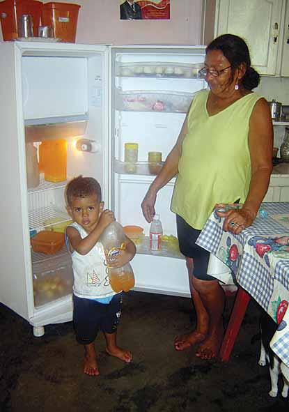 Junto com o filho Luciano Melo, ela aproveita as horas livres para entretenimento com a família e os vizinhos. A casa, agora, fica cheia de crianças e parentes.