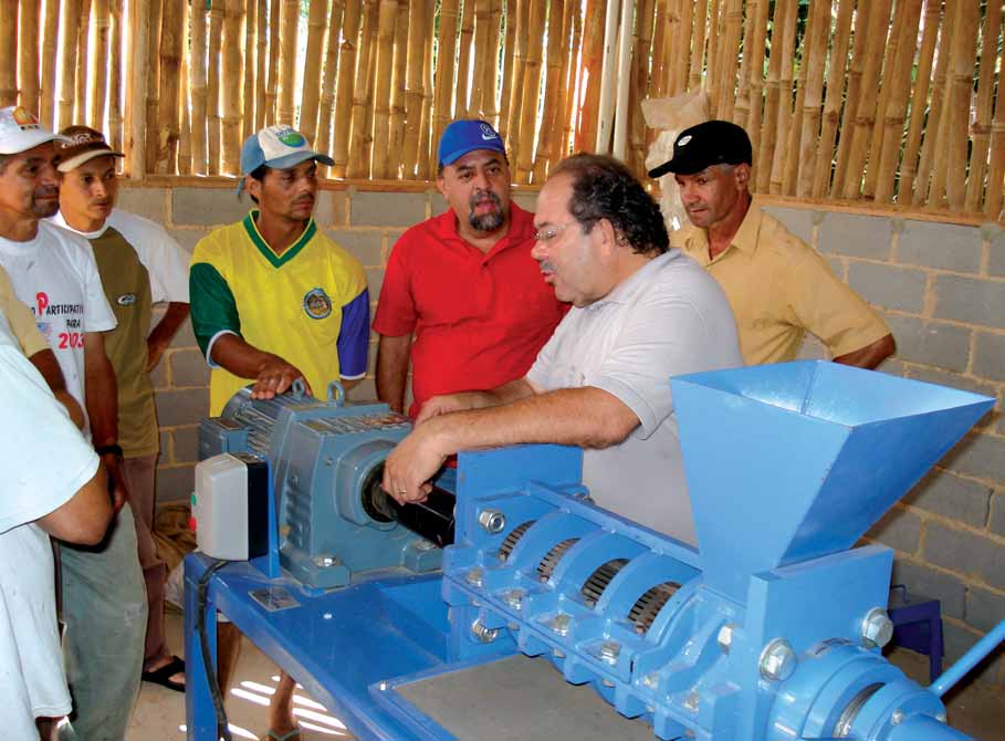 51 PROGRAMA LUZ PARA TODOS Curso de capacitação de beneficiários do Centro Comunitário de Produção de Óleo Vegetal extração de óleo de mamona município de Simonésia Minas Gerais Para concretizar as