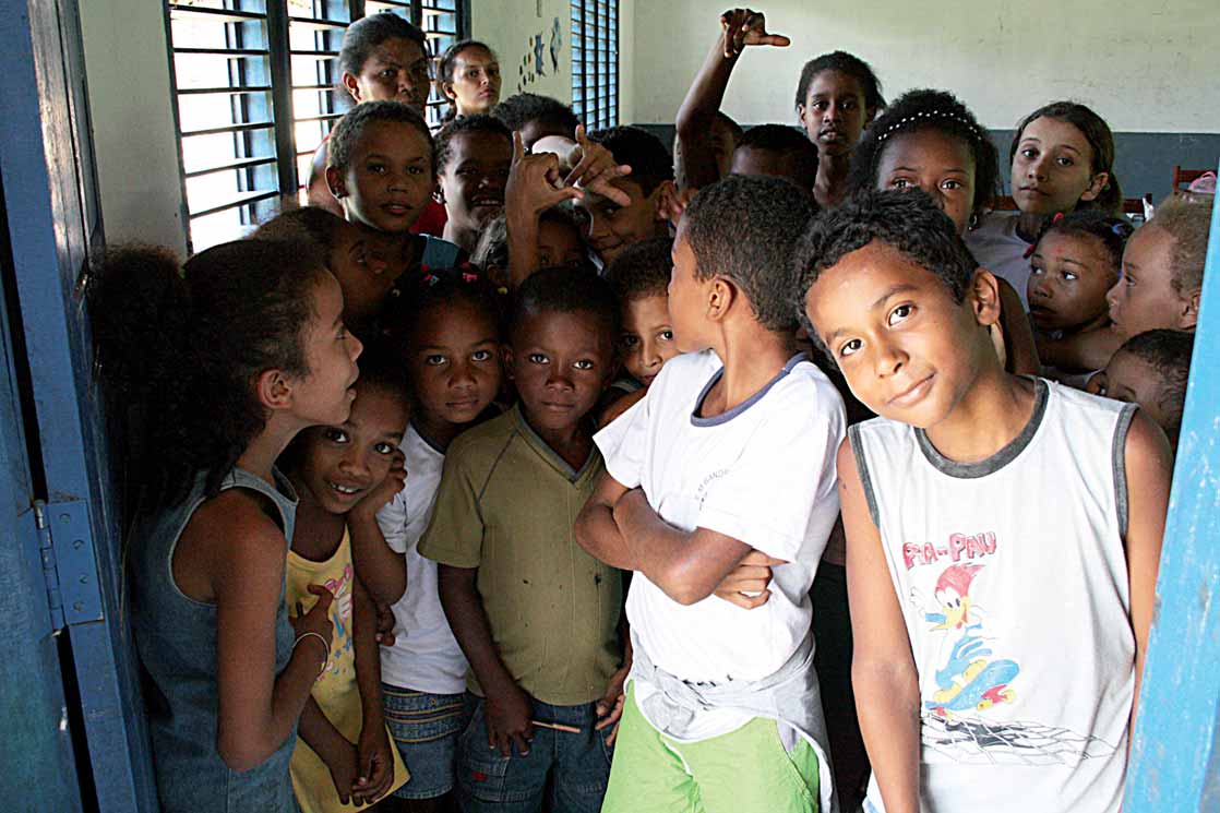 Com a chegada da energia, até a escola, que era de taipa, foi melhorada. Agora é de alvenaria, o que trouxe mais conforto para a criançada.