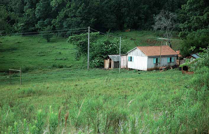 81 ENERGIA ELÉTRICA MUDA COSTUME NÔMADE Quando viram o Programa Luz para Todos conectar suas aldeias à rede de energia elétrica, os índios das etnias Kaingang e Guarani, localizados, respectivamente,