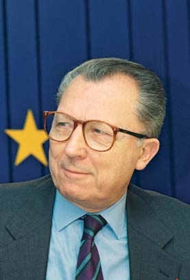 O Relatório Delors propõe um plano de três fases para a UEM Em Junho de 1988, o Conselho Europeu de Hanôver instituiu um «comité para o estudo da União Económica e Monetária», presidido por Jacques