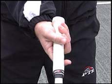 Grip de Forehand Faça com que os atletas aprendam o Grip de forehand tradicional balançar as mãos com a raquete (Grip de