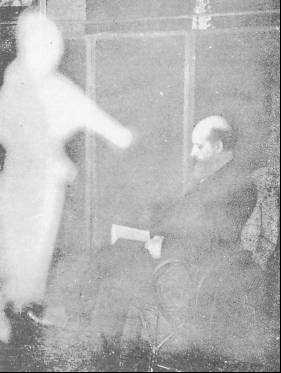 Uma forma-sombra fotografada às 15 horas do dia 09-02-1897.