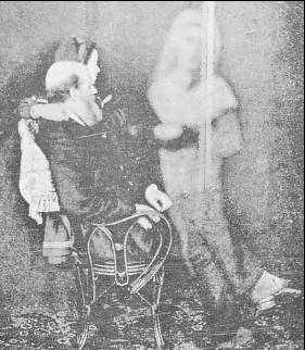 Fotografia espírita obtida aos 12-02-1897. Supõe-se seja o retrato de Iolanda (a mais jovem). Nos dias 15 e 16 houve insucessos.