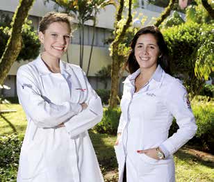 De malas prontas Alunos Valentina (E) e Larissa vão estagiar no Jackson Hospital MIAMI, NOS EUA, será o destino de duas alunas da Faculdade de Medicina (Famed), vencedoras do Prêmio Leonel Lerner.