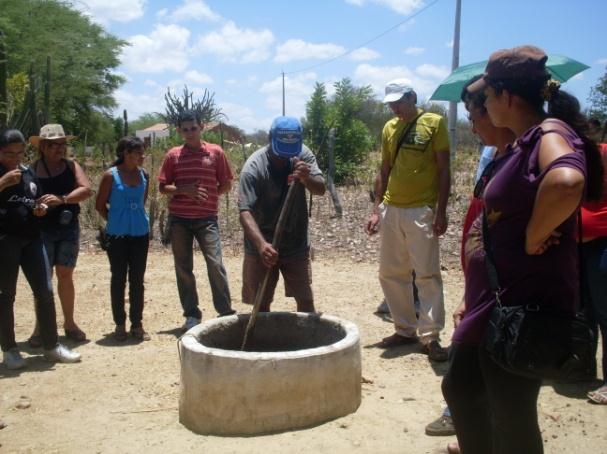 Na visita a Escola da Agrovila houve uma atividade de campo a duas áreas de experiências de práticas agroecológicas e convivência com o semiárido que foram conduzidas pelos agricultores e