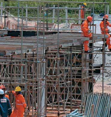 Montagem de estrutura na Expresway, em Pernambuco: obra estratégica para o Complexo Industrial e Portuário de Suape.