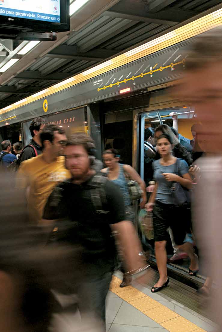 Movimento na Linha 4 do Metrô de São Paulo e (na foto menor) o bancário Leandro Rocha: mais qualidade de vida pú Busca constante de