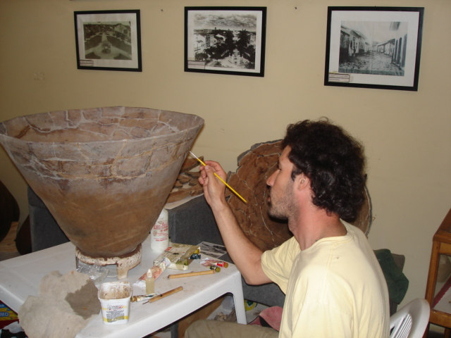trabalho. Iniciamos esse trabalho em setembro de 2006 e daremos continuidade a esse trabalho em dezembro de 2007 (Foto 11). Foto 11: Tralbalho de restauro de vasilhas indígenas pré-históricas.