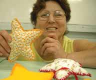 DICA A mãe Neusa Maria Zangron ensina como fazer uma lembrancinha. Material: um pedaço de pano, agulha, linha, recheio de manta acrílica e molde de papel.