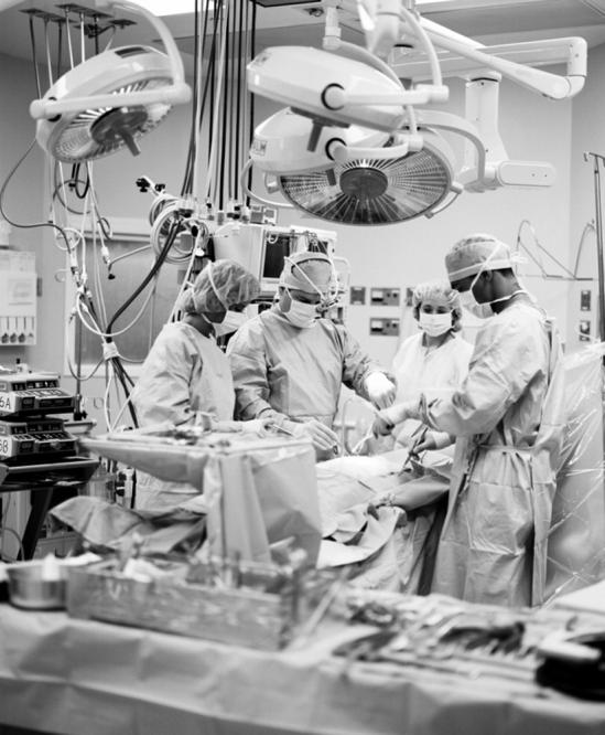 CIRURGIA DE GRANDE PORTE As cirurgias feitas com anestesia, realizadas em centros cirúrgicos especialmente equipados, são indispensáveis ao tratamento de muitas doenças.