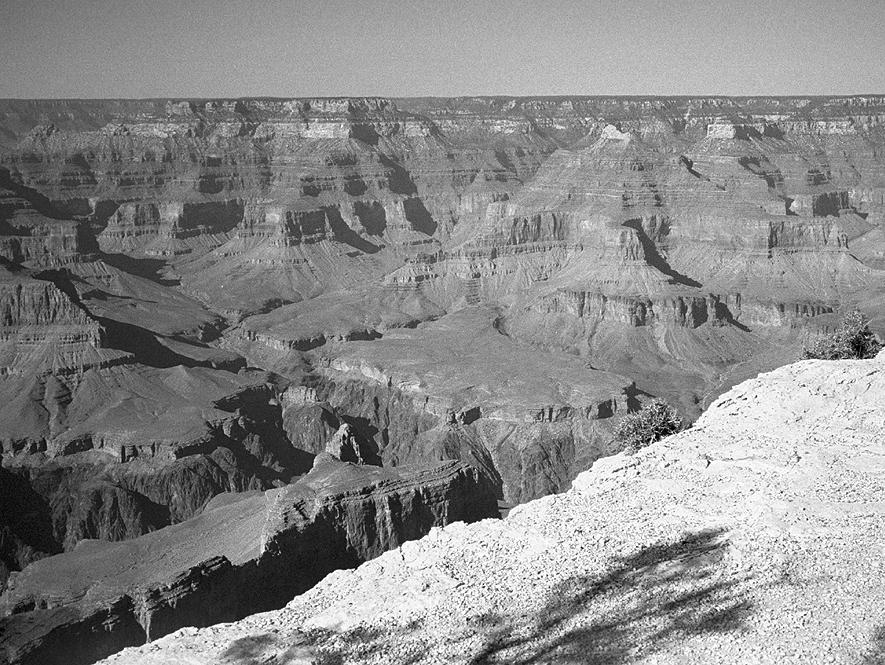 O GRAND CANYON O Grand Canyon está localizado em um deserto nos Estados Unidos. Ele é um cânion grande e profundo formado por muitas camadas de rochas.