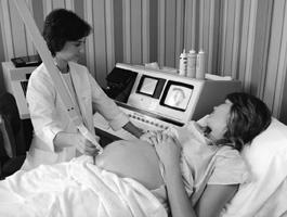 ULTRA-SOM Em muitos países, é possível obter imagens de um feto (bebê em desenvolvimento no ventre da mãe), graças às técnicas de imagem por ultra-som (ecografia).