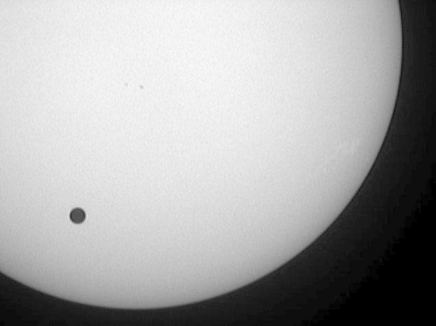 TRÂNSITO DE VÊNUS Em 8 de junho de 2004, pôde-se observar, a partir de vários locais da Terra, a passagem do planeta Vênus diante do Sol.