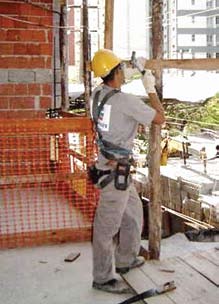 18 Segurança e Saúde do Trabalho na Construção Civil/ES NR-18 Carpinteiro Capacete de segurança para proteção contra impactos sobre a cabeça.
