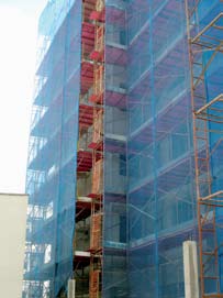 30 Segurança e Saúde do Trabalho na Construção Civil/ES NR-18 18.15 ANDAIMES Andaime fachadeiro Dispor de proteção com tela de material resistente.